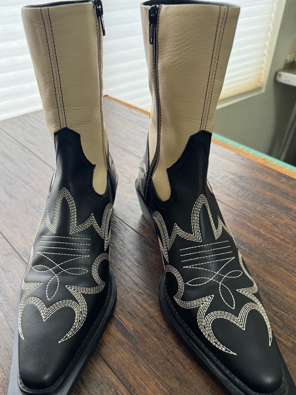 Women’s Topshop western square toe cream/black boots size 10